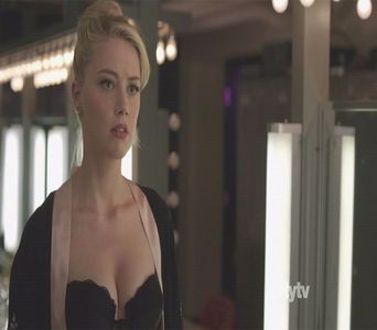 ─ # Îmi întorc privirea spre el și-l prind de braț înainte ca el să pornească spre; scări. Nu-mi place să stau singură.
