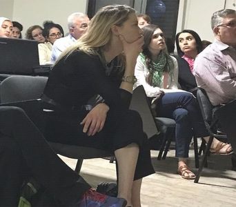 ─ Nimic, doar eram puțin atentă la film. # Îl trag lângă mine pe canapea.