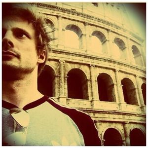 ╬┇ Atunci stai atenta la film. [imi dau jos tricoul si il arunc pe masa]