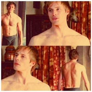 ╬┇ Poti sa te uiti la ce vrei, eu ma pregatesc in caz ca ma ia somnul din cauza ta. Asa ca, poti; lasa unde vrei tu. [ma descalt si arunc incaltamintea pe acolo, dupa care imi duc mana spre curea]=)))))
