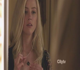 ─ # Îl privesc scurt din cap până în picioare, apoi îmi întind picioarele pe masă.