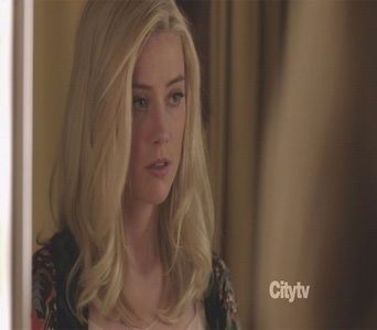 ─ # Nici nu apuc să reacționez când îmi dă bluza jos și-l privesc încruntată. Și asta trebuia să-mi; spui.
