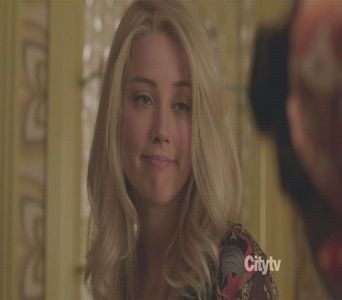 ─ Eh, din nefericire pentru tine, astăzi este ziua în care port lenjerie.; # Râd și mă așez picior peste picior. Dacă coboară cineva din cameră și ne găsește așa, cine știe pe unde-i zboară gândul. =)))))
