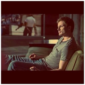 ╬┇ Ma holbez la tine, asa-i? [cu mana in continuare pe piciorul ei si ma ca salivez langa ea]