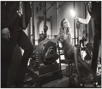 ─ Era doar un fel de a spune. # Îmi dau ochii peste cap și-l privesc, începând să-i șoptesc cât să m; audă. Fosta.. =)) -Brad. # Îmi întorc automat privirea către ușă când aud maneaua știind că e Jensen. Salut, străine.
