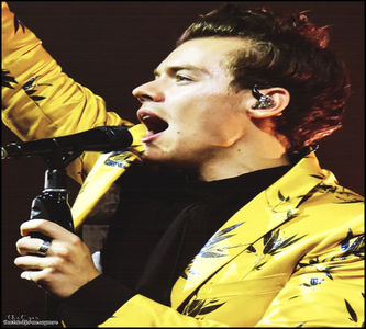 ͡♛　˛ᵈᵃᵈᵈʸ·̷ἷ̷̷ṩ̷̷✩ђ̷̷ὄ̷̷м̷ἔ̷ ✔.˛„Auch...”, îmi duc palma spre inimă atunci când văd tabloul, pen; tru că era incredibil de trist ceea ce se-ntâmpla acum. Dau negativ din cap, „Of, dragostea şi inima...”
