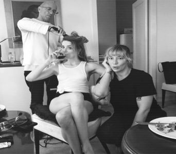 ─ # Caut tricoul cu privirea și râd, privindu-l apoi. Da, te rog, apoi îmi ți paravan pentru a-l; îmbrăca. -Brad. Așa-i, nu? -Harry. Păi, ce faci, mă? Eu te salut și nici nu mă bagi în seamă? -Jensen.
