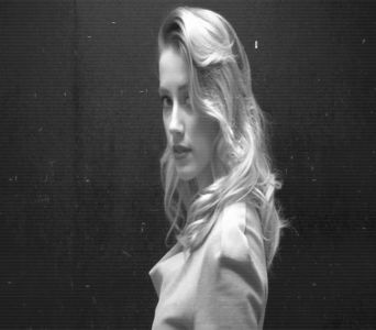 ─ Mersi.. # Murmur și îmbrac repede tricoul, apoi mă întind și după îmbrăcându-i, dându-mi; părul pe spate. Gata, cu holbatul.. =)) -Brad. # Îmi duc privirea spre Harry și mă încrunt. Nu știu ce să spun, dar el m-a lăsat cu ochii-n soare de mult..
