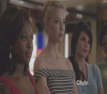 ─ # Mă uit după Brad și-mi dau ochii peste cap. Hei, rămâi, ce-o să faci de unul singur în cameră?; # Îmi îndrept atenția spre Harry când începe să vorbească și-l ascult atent, oftând prelung apoi când termină de vorbit. Eu una, nu sunt genul de persoană care să forțeze ceva chiar nu
