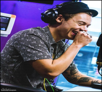 ͡♛　˛ᵈᵃᵈᵈʸ·̷ἷ̷̷ṩ̷̷✩ђ̷̷ὄ̷̷м̷ἔ̷ ✔.˛trecem direct la ceea ce spune Belga. Zic şi eu, uşor cu injuriile; la adresa mea pentru că nu sunt aici să mă trag de şiret, nu de alta, dar le am destul de lungi şi groase. Fizic promis, cât şi metaforic.”, rânjesc ironic, înainte să revin cu privirea spre ea.
