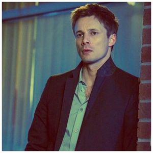 ╬┇ O sa dorm linistit si nu o sa vomit in urmatoarele 5 minute. [ma uit catre ea, dupa care ma; incrunt privind spre Harry] -Unu la mana,nu ma adresam tie. Iar doi la mana, eu nu te-am jignit. Asa ca masoara cuvintele inainte de a fi asa artistic, invata sa combini culorile prima data.
