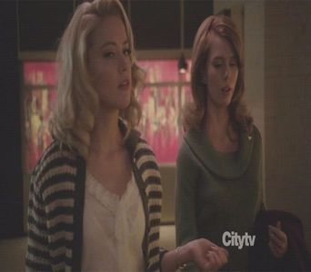 ─ N-ai de ce să vomiți, dar e alegerea ta. # Ridic din umeri și-mi duc din nou privirea spre; Harry, oftând prelung și-mi iau fața între mâini. Știu, nici măcar n-am stat la o explicație, iar a plecat pur și simplu..
