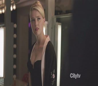 ─ # Cobor treptele și-mi bag mâinile în buzunarele jachetei, începând să mă plimb prin curte; uitându-mă în stânga și-n dreapta.
