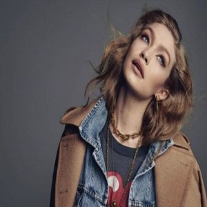 ⚜️ ᴅɪᴀᴍᴏɴᴅsʜɪɴᴇ ⚡️  Cobor din camera mea si salut cu in zambet cand ajung in living.-Ce faci baby?