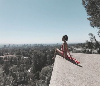 ╰✿μλbuoϝᴉc❥.;  # Zâmbesc larg și-mi așez palmele pe coapse. Da, până acum am tot mers singură și; nu-mi place.
