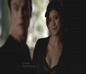 ╰✿μλbuoϝᴉc❥.; Asta depinde doar de tine, e alegerea ta dacă vrei să mori ca un trist. # Ridic din; umeri îl privesc amuzată.
