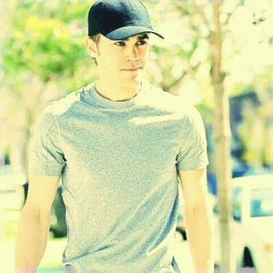 •► [ma uit la telefon si surad] -Scuza-ma cumnatica, dar trebuie sa plec. Sa nu te distrezi prea; tare, dauneaza...[imi duc mana la burta facand misto si merg catre usa]
