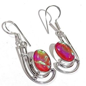 Cercei de argint cu piatra de opal australian; Ofer doamnelor si domnisoarelor o pereche superba de cercei de argint 925 cu piatra ovala de opal australian .
Lungimea totala a cerceilor este de cca. 5 cm .
Cercei pot fi o alegere inspirata atat pe
