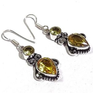 Cercei de argint cu piatra de topaz galben in forma de lacrima; Ofer doamnelor si domnisoarelor o pereche superba de cercei de argint 925 cu piatra de topaz galben in forma de lacrima .
Lungimea totala a cerceilor este de cca. 5 cm .
Cercei pot fi o alegere inspir

