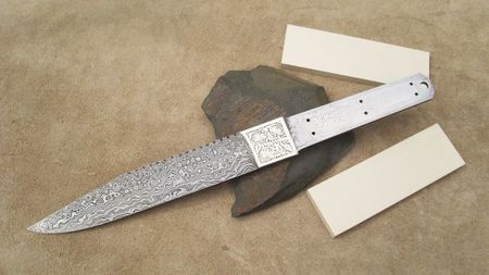 Lama Damasc_model 4; Pentru toti cei interesati de dimensiuni exacte, mentionez ca lama are o lungime totala de 31 cm, din care partea de maner masoara exact 12,5 cm, iar lama cam 18,5 cm . Lama are grosimea de 5 MM !!!
