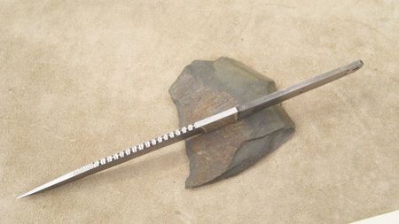 Lama Damasc_model 4; Pentru toti cei interesati de dimensiuni exacte, mentionez ca lama are o lungime totala de 31 cm, din care partea de maner masoara exact 12,5 cm, iar lama cam 18,5 cm . Lama are grosimea de 5 MM !!!
