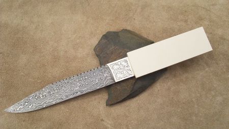 Lama Damasc_model 4; Pentru toti cei interesati de dimensiuni exacte, mentionez ca lama are o lungime totala de 31 cm, din care partea de maner masoara exact 12,5 cm, iar lama cam 18,5 cm . Lama are grosimea de 5 MM !!!
