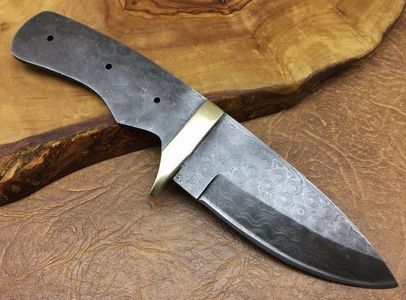 Lama de Damasc, FULL TANG, model_1; Lama are o lungime totala de 20,5 cm, din care lama efectiva masurand exact 10,5 cm.
Pret fix : 325 de lei
