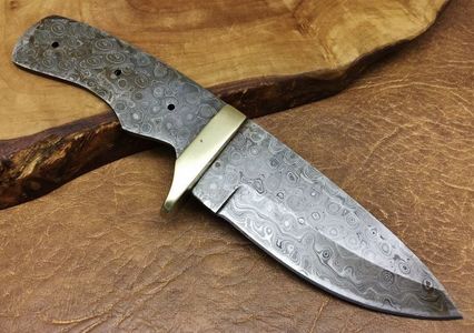 Lama de Damasc, FULL TANG, model_1; Lama are o lungime totala de 20,5 cm, din care lama efectiva masurand exact 10,5 cm.
Pret fix : 325 de lei
