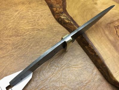 Lama de Damasc, FULL TANG, model_1; Lama are o lungime totala de 20,5 cm, din care lama efectiva masurand exact 10,5 cm.
Pret fix : 325 de lei
