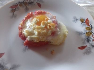Roșie umplută cu brânză și ou, la cuptor