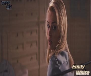 - pregătească banii. Emily nu pierde niciodată." Închid apoi geamul și-mi țin scurt privirea +; pe mașina celui cu care aveam să țin cursa, puțin ofticată că nu-l pot zări din cauza geamurilor fumurii.
