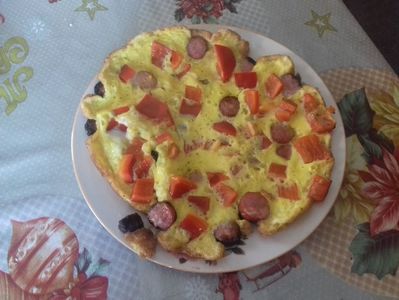 Omletă cu cârnăciori și ardei kapia