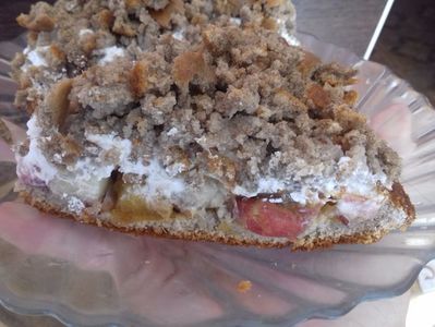 Tort Mușuroi de cârtiță cu piersici (felie)