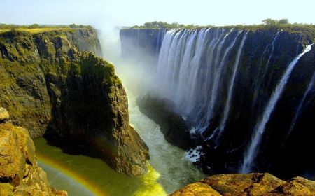 Cascada Victoria din Africa, denumita Mosi-oa-Tunya=fum care tuna