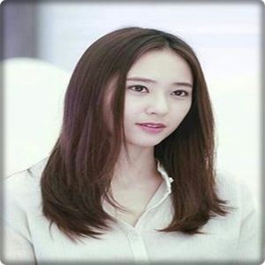 → [intră cu Hyun și Min Ki, se așază rapid în bancă cu stick-ul în mână] Gata!! Sunt aici!