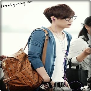 → [se uită lung la ele] .. [se uită la Hyun] Nu mă treci și pe mine la proiectul tău făcut de; copilița aceea? Hai, te rog. ;))
