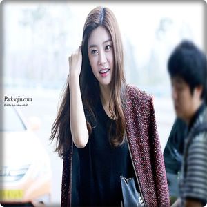 → Heei. [îi zâmbește larg] Da.. am terminat la două. Vrei să stau peste program? :D :))