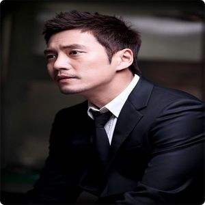 → Știi foarte bine că aș putea să nu fiu domnul director pentru tine, dacă m-ai lăsa. Și..; o să fie bine. [se apropie și o îmbrățișează]
