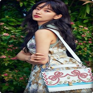 → .. [ridică sprâncenele] Abia aștept să vă văd împiedicându-vă :) [pleacă]