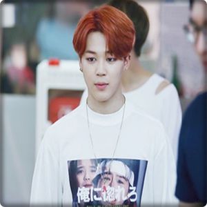 → [intră în clasa lor pentru că venise la Hyun, iar apoi o vede pe Maddie râzând și se; uită la ea zâmbind treptat] Hei. [salută după câteva secunde]
