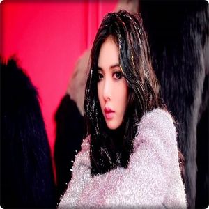 → Huh? Ba da.. [se ridică de pe scaun]