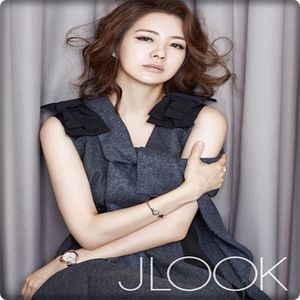 → [se uită la director] Să nu uităm câte probleme a creat Sabrina asta. Și dacă nepotul; tău spune că așa a fost, înseamnă că așa a fost. Amândouă sunt vinovate. Niciuna nu trebuie exmatriculată. [pleacă toți trei din birou]
