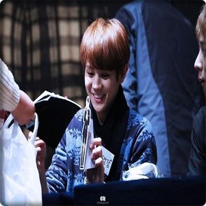 → [șoptește amuzat] Nu contează, în viață trebuie să mai și minți. [se uită la ea,surâde] Să; zicem că vreau doar să-i complic existența acelei ființe. ;) [îi face din ochi și pleacă]
