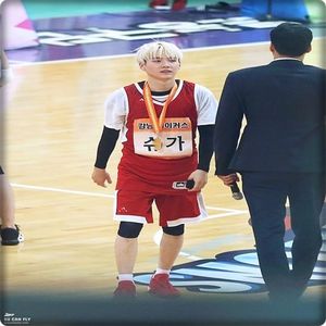 → E-n regulă, ieșim oricum diseară. [o bate pe umăr] Ștergătoarele lui Won nu merg prea; bine, fă-l tu să vadă. [pleacă]
