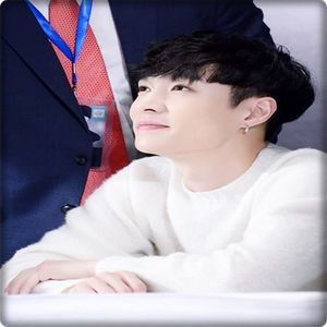 → De ce? [îi zâmbește lui Momo] Mie mi-ar plăcea să fii acolo. Dacă e vreo problemă,; sau e prea departe, te duc eu acasă.
