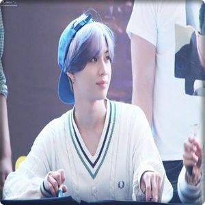 → Pe bune? .. Poate făceau și ele mișto.. doar. [ridică din umeri] În fine, o să văd eu. Am; metodele mele.
