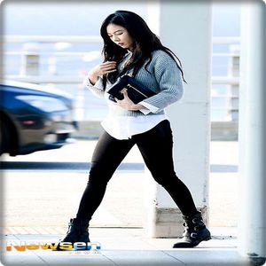 → Mm? Și? Ți se pare ceva ieșit din comun? Fata asta mi-a făcut copilăria un coșmar. Mereu; găsea ceva de care să râdă la mine, mereu îi ieșea totul mai bine pentru că are bani, mereu copia orice ideea aveam, chiar dacă nu îi plăceau foarte mult.
