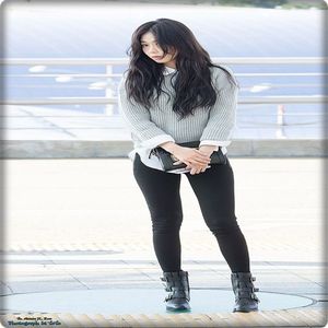 → O să ignor acum. Dar tot fac ce mi-am propus. Și după gata, termin. [se uită la el] Te; rog să nu spui nimănui.
