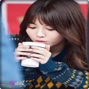 → Știi.. și nu înțeleg prea bine de ce m-ar chema și pe mine T.T Adică, mereu când îmi; vorbește Hyun el tot tace acolo și nu spune nimic. Uneori cred că nici nu știe că exist o,o .. e ciudat. Sigur vrea ceva.
