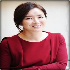 → [se oprește din spălat vasele, se uită spre ea] Hyun e ăla care se dă la toate fetele, nu?; Păi.. poate nu vrea nimic. Te gândești prea mult. Doar mergi și o să vezi. Dar să ai grijă de tine. Tu știi doar.
